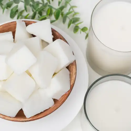 coconut-apricot-wax-lifestyle-image-b